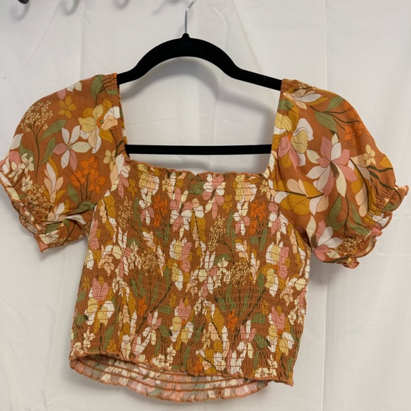 American Eagle Smocked Puff Sleeve Crop Top BNWOT - Picture 2 of 3